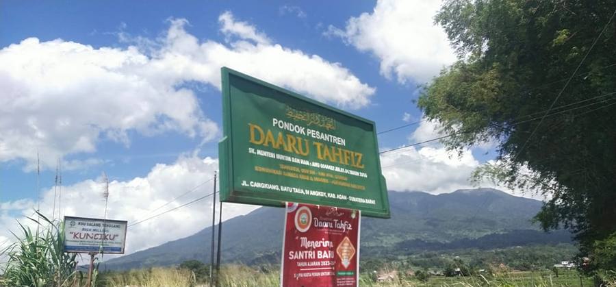 Papan nama Pondok Pesantren Daaru Tahfiz